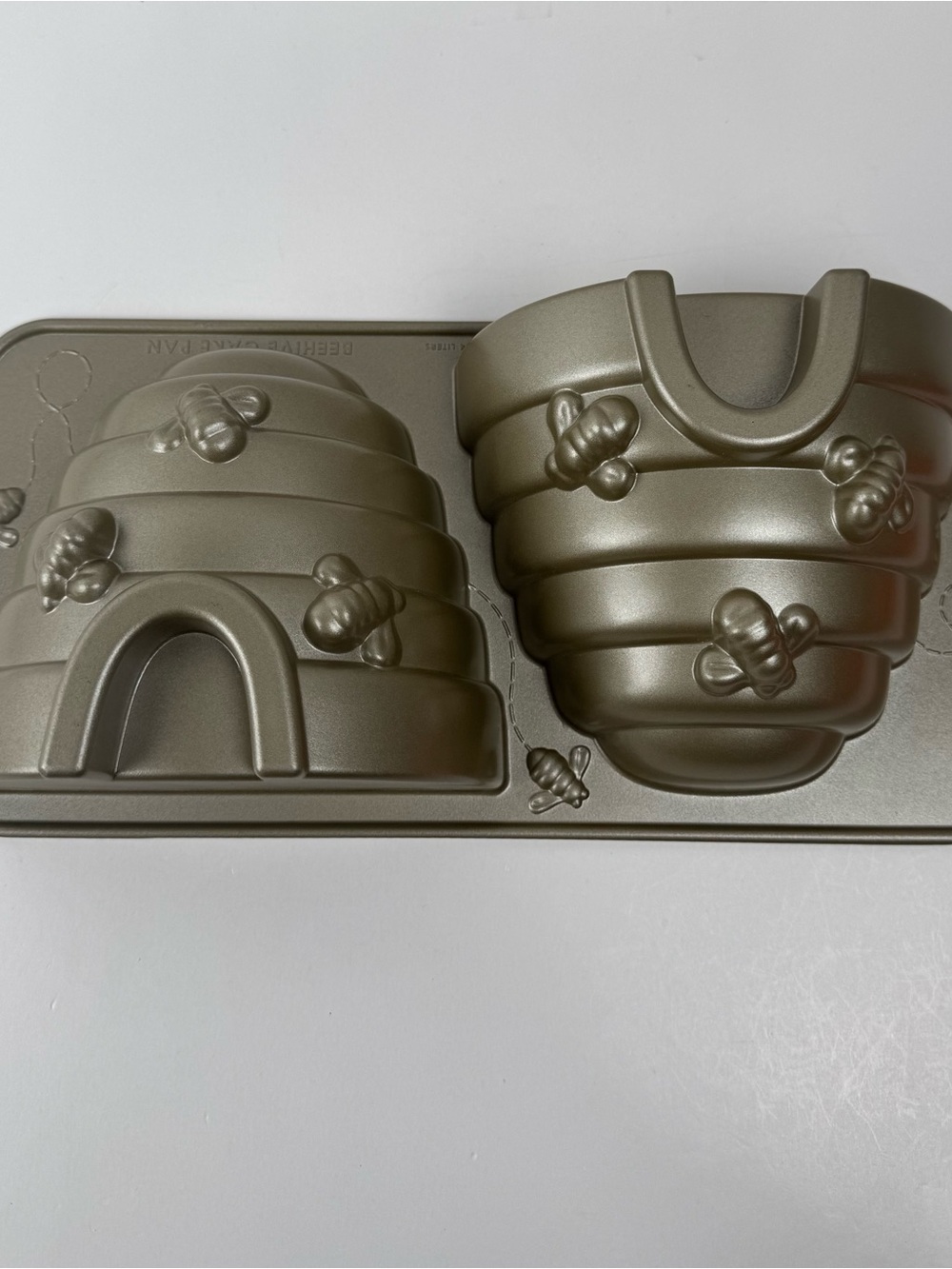 Nordic Ware 3D Beehive Cake Mold 10 Cup Cast Aluminum Pan Bee Hive USA MADE
